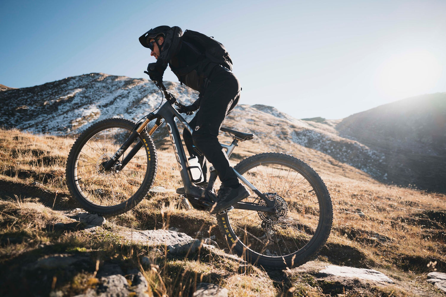 Maður hjólar upp fjall á Orbea Rise rafmagnsfjallahjól