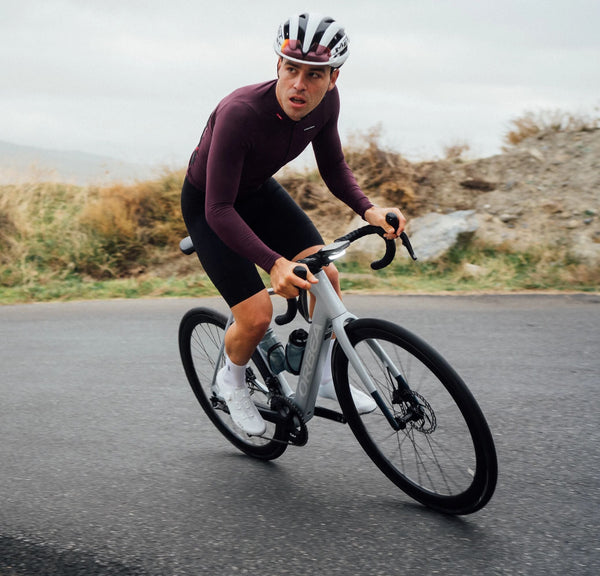 Hjólreiðamaður brunar upp klifur á Orbea Gain rafmagnsborgarhjóli