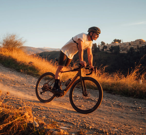 Maður hjólar um á Orbea Denna rafmagnsmalarhjóli / gravelhjóli niður brekku