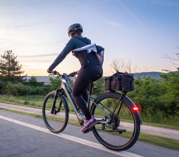Kona hjólar á Orbea Kemen Tour rafmagnsborgarhjóli á götunni