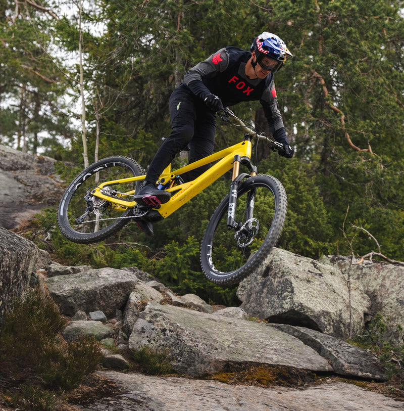 Fulldempað Orbea Wild rafmagnsfjallahjól á fleygiferð niður brattann slóða