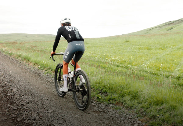 Maður hjólar yfir íslenska heiði á Orbea Terra malarhjóli / gravelhjóli