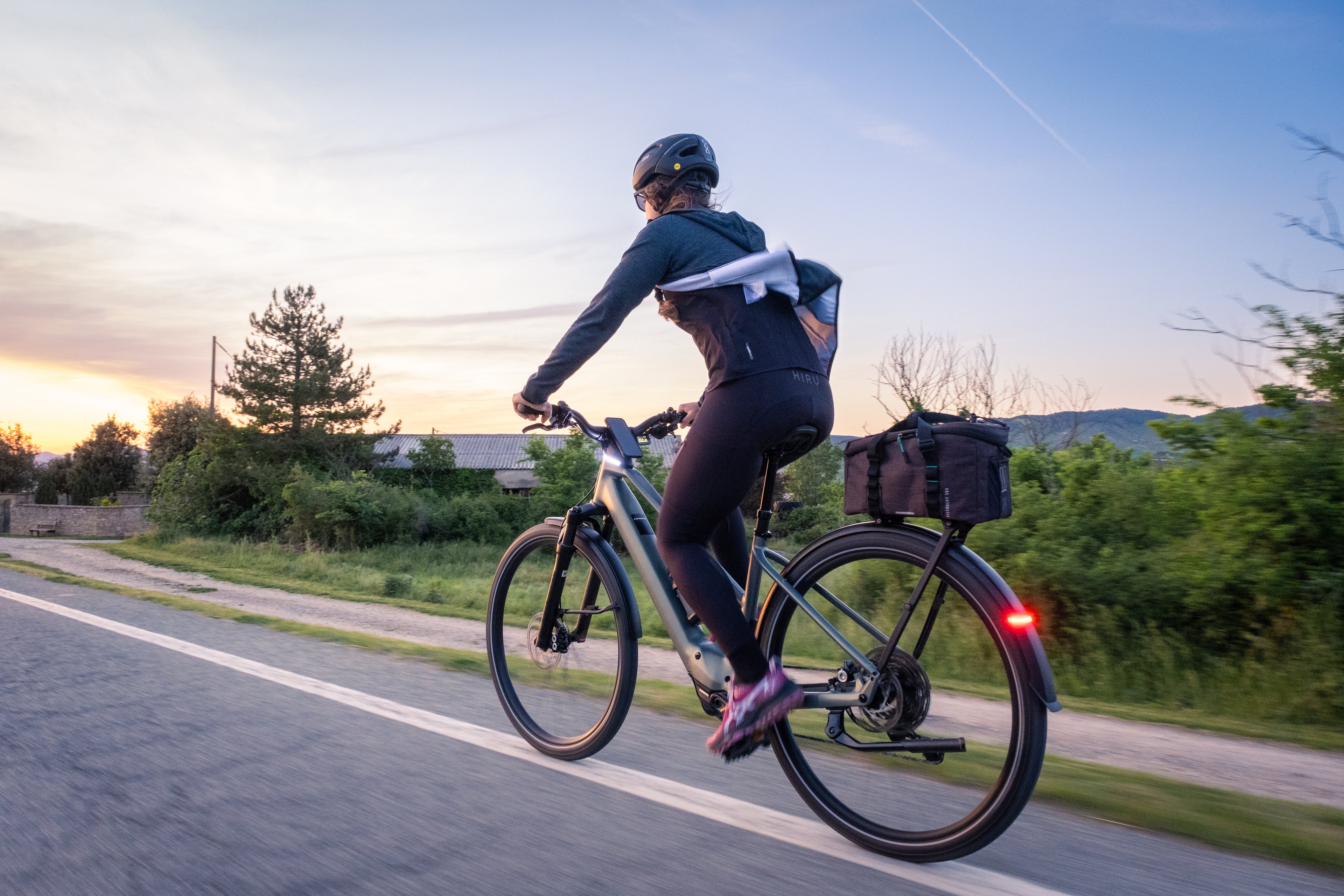 Kona hjólar eftir götu á Orbea Kemen Tour rafmagnsborgarhjóli