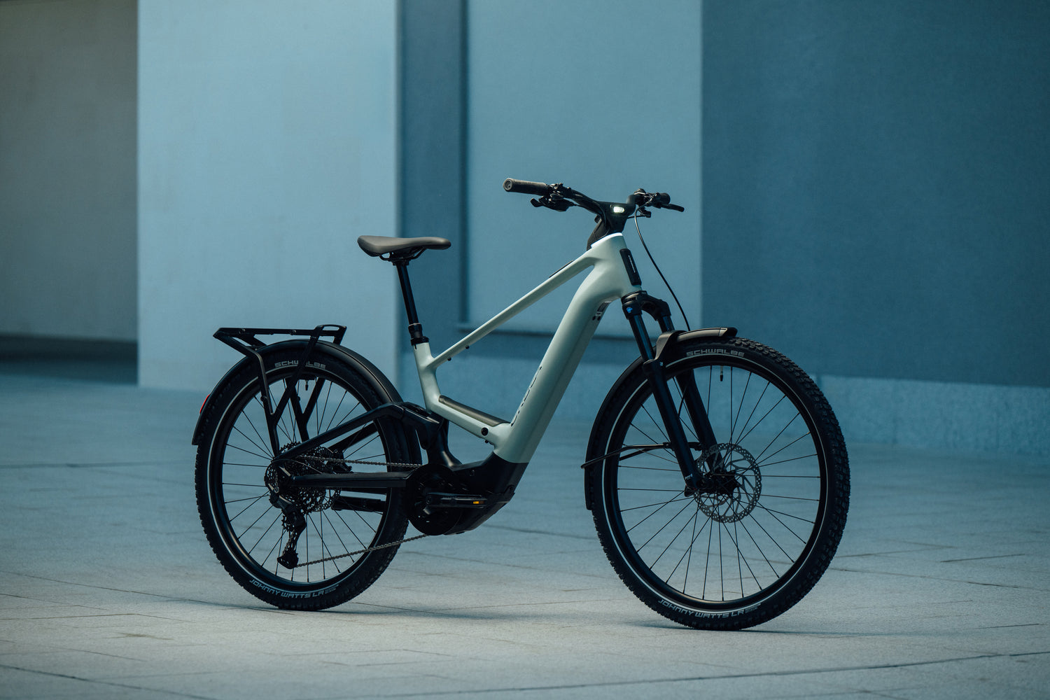 Orbea Muga fulldempað rafmagnsborgarhjól í fallegu umhverfi og með kveikt á ljósunum