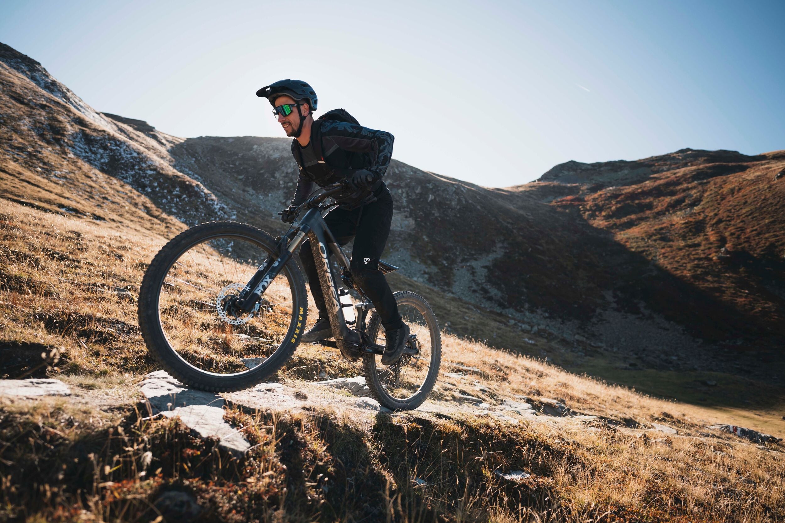 Maður hjólar á Orbea Rise rafmagnsfjallahjóli upp fjallshlíð og finnst það skemmtilegt